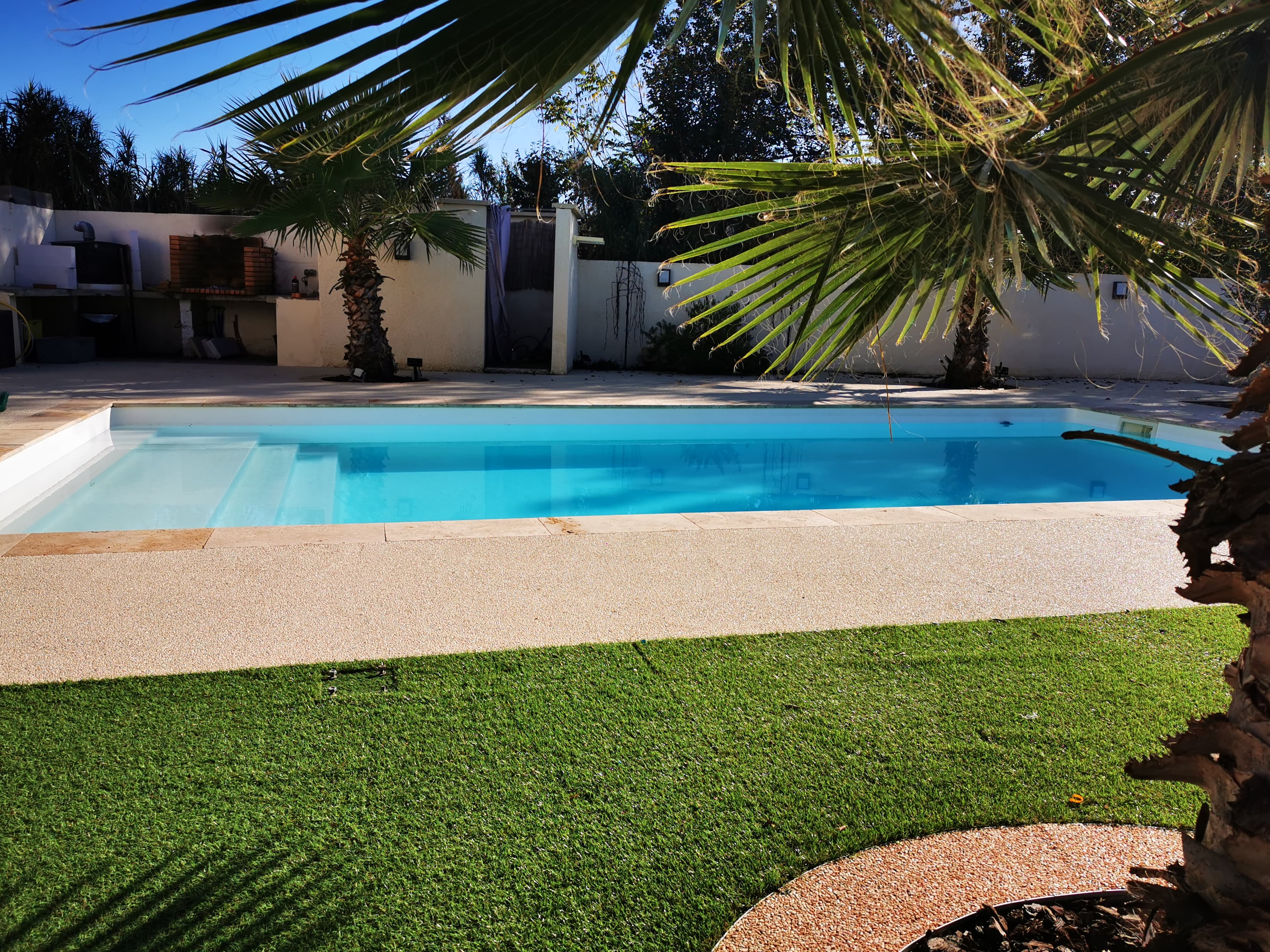 Extérieur de l'appartement avec piscine